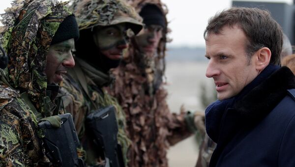 Президент Франции Эммануэль Макрон во время военных учений французской армии в военном лагере недалеко от Реймса. Архивное фото Президент Франции Эммануэль Макрон во время военных учений французской армии в военном лагере недалеко от Реймса. Архивное фото