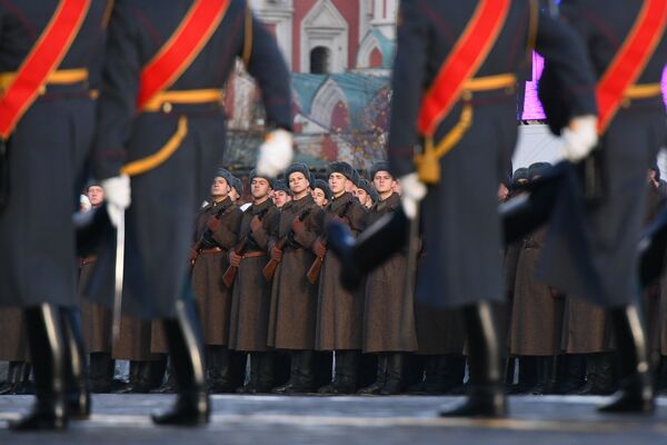 Участники марша, посвященного 77-летию военного парада 1941 года, на Красной площади в Москве Участники марша, посвященного 77-летию военного парада 1941 года, на Красной площади в Москве