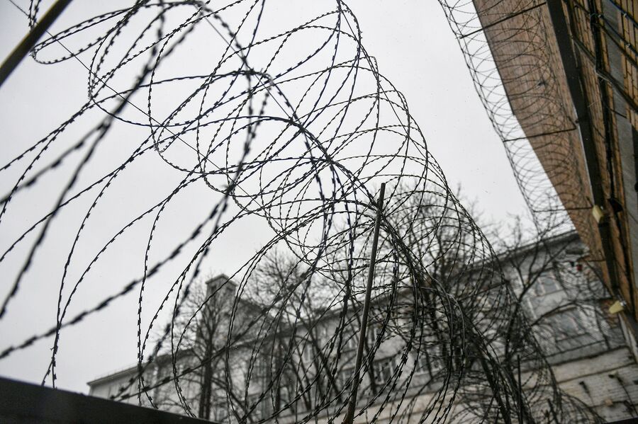 Колючая проволока в учреждении исполнения наказаний Колючая проволока в учреждении исполнения наказаний
