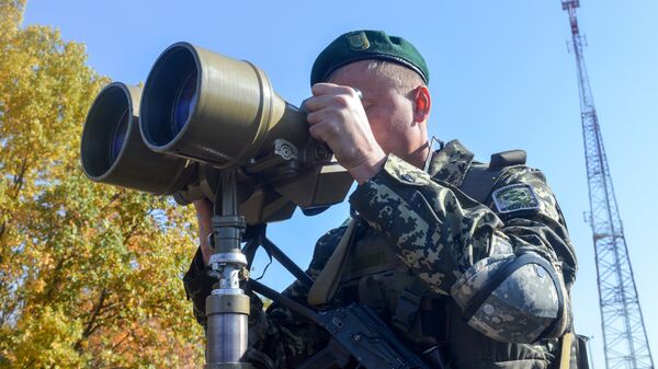 Украинский пограничник на пограничном пункте пропуска на украинско-российской границе в Гоптовке, Украина Украинский пограничник на пограничном пункте пропуска на украинско-российской границе в Гоптовке, Украина