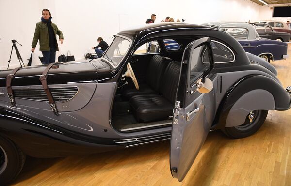 Автомобиль BMW 327 Coupe (1939 г.) на выставке Редкие автомобили в ЦДХ Автомобиль BMW 327 Coupe (1939 г.) на выставке Редкие автомобили в ЦДХ