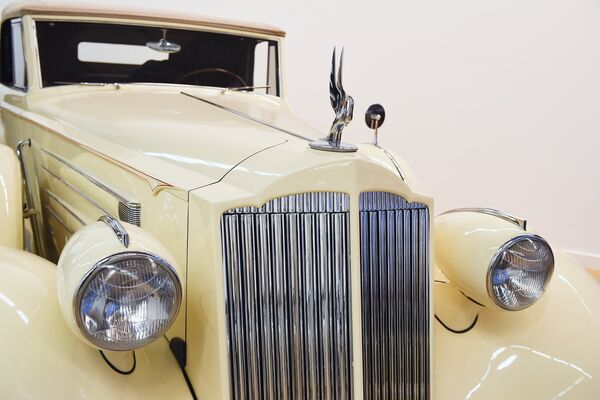 Решетка радиатора на автомобиле Packard V12 Sedan (1937 г.) на выставке Редкие автомобили в ЦДХ Решетка радиатора на автомобиле Packard V12 Sedan (1937 г.) на выставке Редкие автомобили в ЦДХ