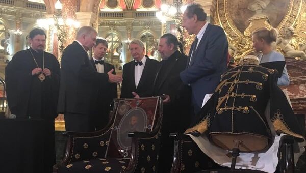 Торжественная церемония передачи послу РФ во Франции А. Мешкову реликвий российского императора Александра II Торжественная церемония передачи послу РФ во Франции А. Мешкову реликвий российского императора Александра II