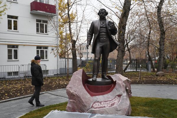 Памятник писателю Ивану Тургеневу на Остоженке в Москве Памятник писателю Ивану Тургеневу на Остоженке в Москве