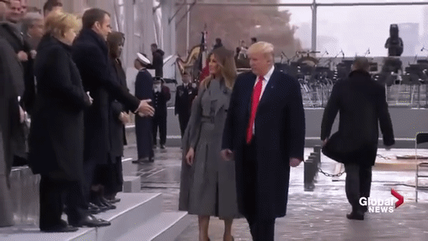 Трамп не пожал Порошенко руку в Париже Трамп не пожал Порошенко руку в Париже