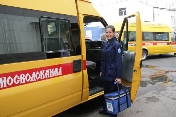 Татьяна Фомина у служебной машины Татьяна Фомина у служебной машины