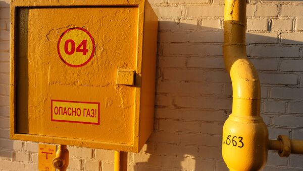 Труба газопровода на фасаде здания. Труба газопровода на фасаде здания.