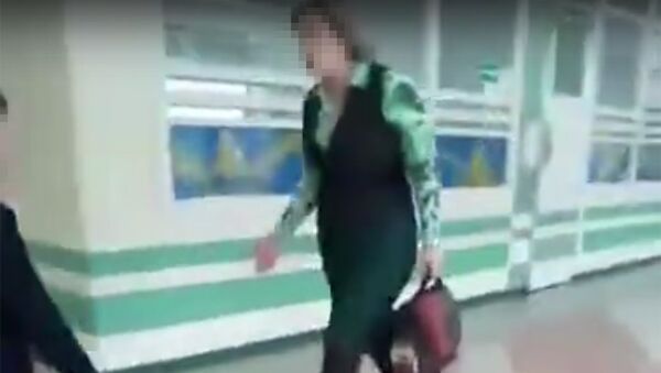 Стоп-кадр видео инцидента в школе Комсомольска-на-Амуре Стоп-кадр видео инцидента в школе Комсомольска-на-Амуре