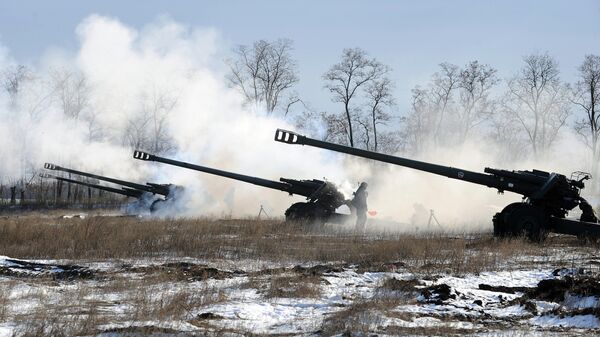 Военнослужащие 150-й мотострелковой стреляют из гаубиц 2А65 во время учений на полигоне Кузьминский в Ростовской области Военнослужащие 150-й мотострелковой стреляют из гаубиц 2А65 во время учений на полигоне Кузьминский в Ростовской области