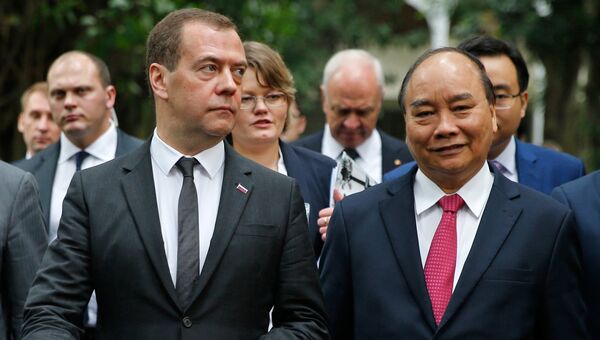 Председатель правительства РФ Дмитрий Медведев и премьер-министр Вьетнама Нгуен Суан Фук на территории Президентского дворца после российско-вьетнамских переговоров в Ханое. 19 ноября 2018 Председатель правительства РФ Дмитрий Медведев и премьер-министр Вьетнама Нгуен Суан Фук на территории Президентского дворца после российско-вьетнамских переговоров в Ханое. 19 ноября 2018