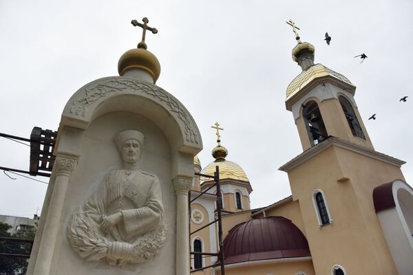 Памятник генералу Петру Врангелю скульптора Андрея Клыкова на территории храма апостола Андрея Первозванного в Керчи Памятник генералу Петру Врангелю скульптора Андрея Клыкова на территории храма апостола Андрея Первозванного в Керчи