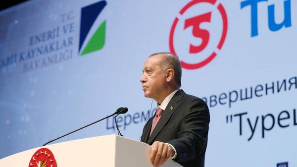 Президент Турции Реджеп Тайип Эрдоган на церемонии завершения строительства морского участка газопровода Турецкий поток. 19 ноября 2018 Президент Турции Реджеп Тайип Эрдоган на церемонии завершения строительства морского участка газопровода Турецкий поток. 19 ноября 2018