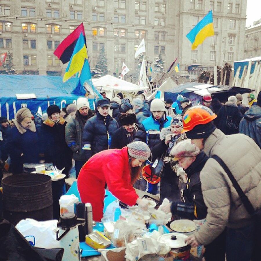 Точка раздачи еды на Майдане. Декабрь 2013 Точка раздачи еды на Майдане. Декабрь 2013