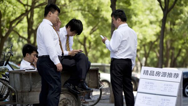 Офисные работники во время перерыва на улице Пекина, КНР 