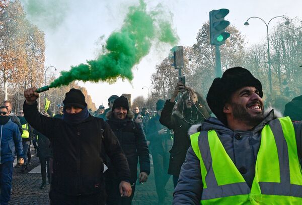 Протестующие во время акции Желтые жилеты в Париже Протестующие во время акции Желтые жилеты в Париже