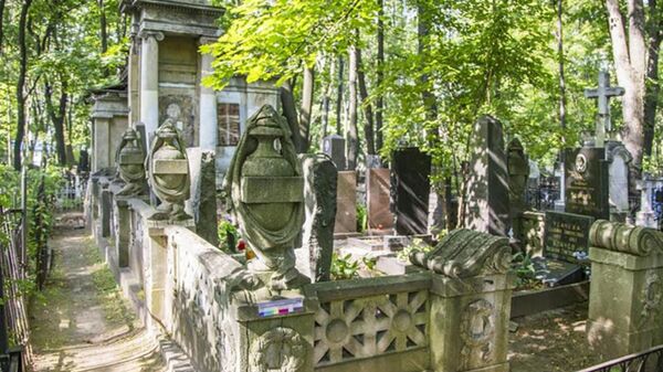 Cклеп семейства Кноп эпохи неоклассицизма на Введенском кладбище в Москве Cклеп семейства Кноп эпохи неоклассицизма на Введенском кладбище в Москве