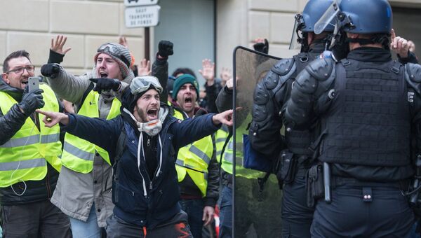 Столкновение участников акции протеста против роста цен на бензин желтые жилеты с силами правопорядка в Париже. 24 ноября 2018 Столкновение участников акции протеста против роста цен на бензин желтые жилеты с силами правопорядка в Париже. 24 ноября 2018