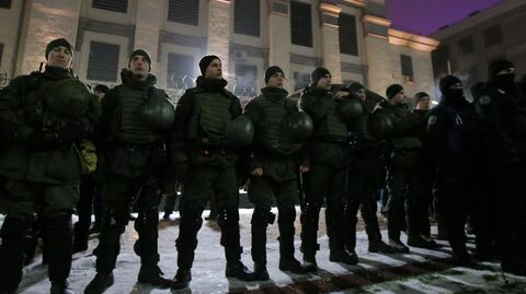 Сотрудники полиции стоят в оцеплении во время проведения акции у здания посольства России в Киеве. 26 ноября 2018 Сотрудники полиции стоят в оцеплении во время проведения акции у здания посольства России в Киеве. 26 ноября 2018
