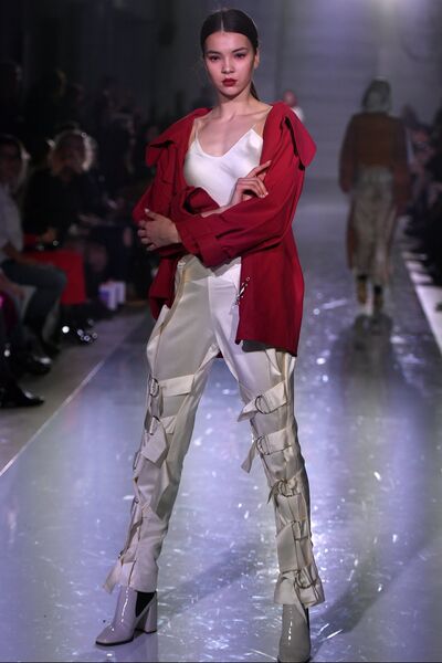 Модель демонстрирует одежду на показе в рамках международной недели моды Volga Fashion Week в Казани Модель демонстрирует одежду на показе в рамках международной недели моды Volga Fashion Week в Казани
