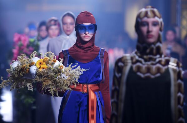 Модели демонстрируют одежду на показе в рамках международной недели моды Volga Fashion Week в Казани Модели демонстрируют одежду на показе в рамках международной недели моды Volga Fashion Week в Казани