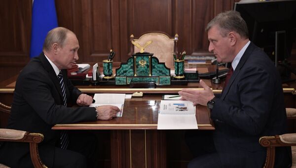Президент РФ Владимир Путин и губернатор Кировской области Игорь Васильев во время встречи. 26 ноября 2018 Президент РФ Владимир Путин и губернатор Кировской области Игорь Васильев во время встречи. 26 ноября 2018