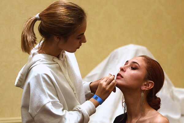Визажист делает макияж одной из участниц перед финалом всероссийского конкурса Топ модель России 2018 в Korston Club Hotel в Москве Визажист делает макияж одной из участниц перед финалом всероссийского конкурса Топ модель России 2018 в Korston Club Hotel в Москве