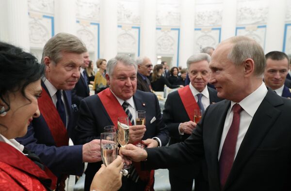 Президент РФ Владимир Путин после церемонии вручения государственных наград в Екатерининском зале Кремля. 27 ноября 2018 Президент РФ Владимир Путин после церемонии вручения государственных наград в Екатерининском зале Кремля. 27 ноября 2018