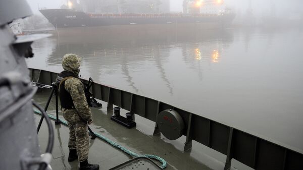 Украинский военный на борту судна Донбасс в Азовском море. Архивное фото Украинский военный на борту судна Донбасс в Азовском море. Архивное фото