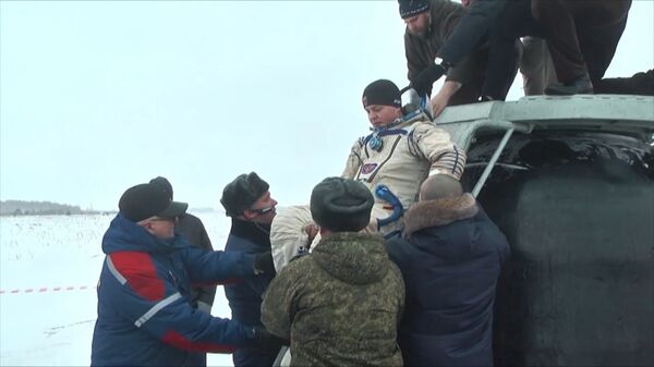 Военные спасли космонавтов после аварийного приземления на Урале Военные спасли космонавтов после аварийного приземления на Урале