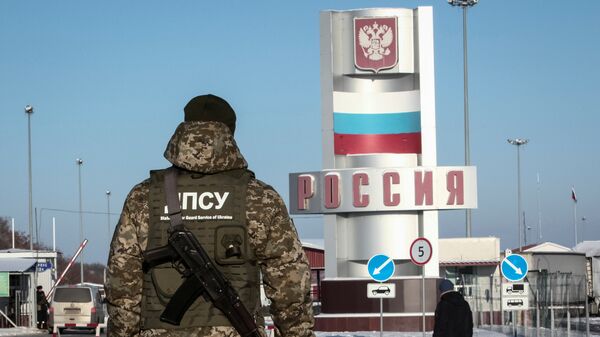Украинский пограничник на контрольно-пропускном пункте Гоптовка на границе России и Украины Украинский пограничник на контрольно-пропускном пункте Гоптовка на границе России и Украины