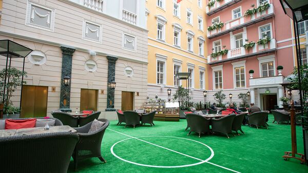 Внутренний двор Belmond Grand Hotel Europe, оформленный к ЧМ-2018, июль 2018 года, Санкт-Петербург Внутренний двор Belmond Grand Hotel Europe, оформленный к ЧМ-2018, июль 2018 года, Санкт-Петербург
