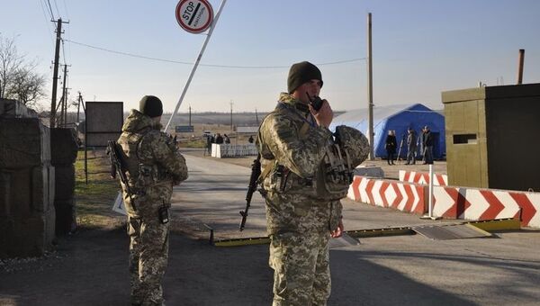 Украинские пограничники на контрольно-пропускном пункте. Архивное фото Украинские пограничники на контрольно-пропускном пункте. Архивное фото