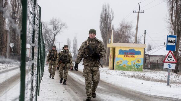 Украинские пограничники патрулируют украинско-российскую границу в городе Меловое Украинские пограничники патрулируют украинско-российскую границу в городе Меловое