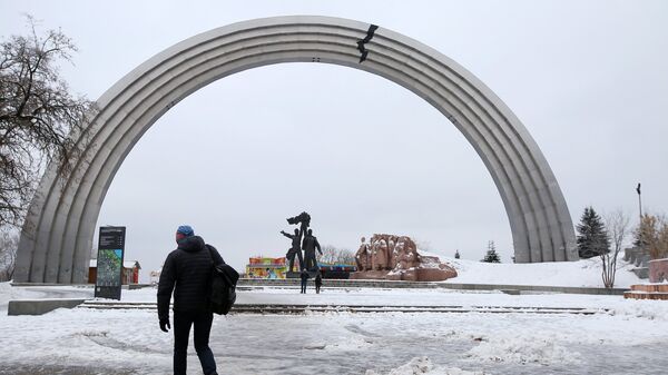 Изображение трещины, наклеенное неизвестными активистами из-за конфликта между Россией и Украиной, на Арке дружбы народов в Киеве Изображение трещины, наклеенное неизвестными активистами из-за конфликта между Россией и Украиной, на Арке дружбы народов в Киеве