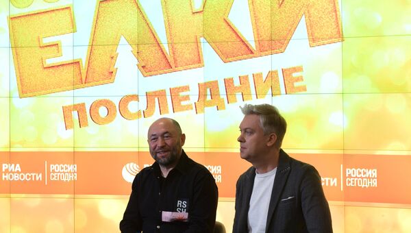 Кинорежиссер, продюсер, основатель студии Bazelevs Тимур Бекмамбетов и актер, продюсер Сергей Светлаков во время интервью в ММПЦ МИА Россия сегодня в Москве, где проходит пресс-показ фильма Ёлки последние Кинорежиссер, продюсер, основатель студии Bazelevs Тимур Бекмамбетов и актер, продюсер Сергей Светлаков во время интервью в ММПЦ МИА Россия сегодня в Москве, где проходит пресс-показ фильма Ёлки последние