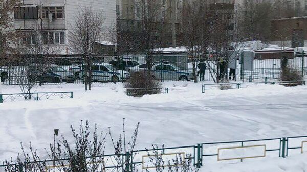 Полицейские автомобили у здания школы №1359 в Москве Полицейские автомобили у здания школы №1359 в Москве