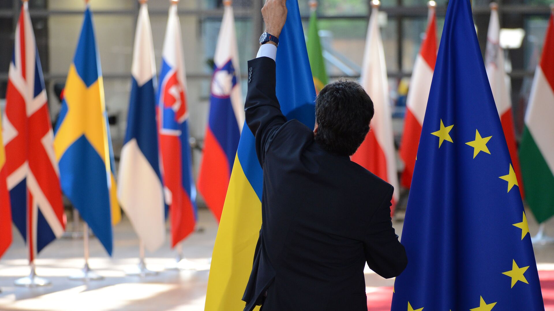 Флаги Украины и ЕС в Брюсселе Флаги Украины и ЕС в Брюсселе - РИА Новости, 1920, 17.09.2020