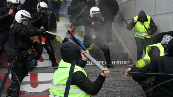 Столкновение демонстрантов с полицией во время протеста желтых жилетов против повышения тарифов на топливо в Брюсселе, Бельгия. 8 декабря 2018 Столкновение демонстрантов с полицией во время протеста желтых жилетов против повышения тарифов на топливо в Брюсселе, Бельгия. 8 декабря 2018