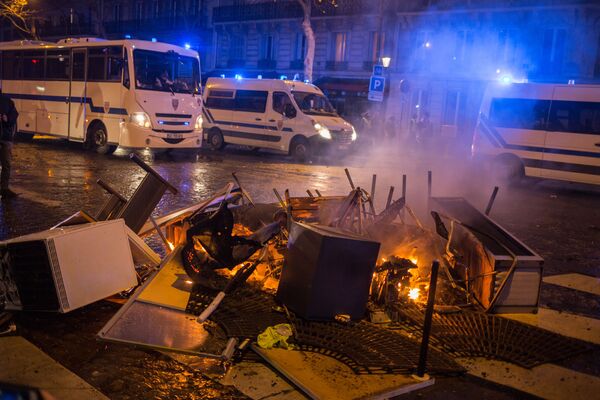 Горящие баррикады во время акции протеста участников движения автомобилистов желтые жилеты в районе Триумфальной арки в Париже Горящие баррикады во время акции протеста участников движения автомобилистов желтые жилеты в районе Триумфальной арки в Париже