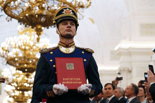 Солдат Президентского полка вносит специальный экземпляр Конституции России на церемонии инаугурации президента России Владимира Путина в Кремле. 7 мая 2018 Солдат Президентского полка вносит специальный экземпляр Конституции России на церемонии инаугурации президента России Владимира Путина в Кремле. 7 мая 2018