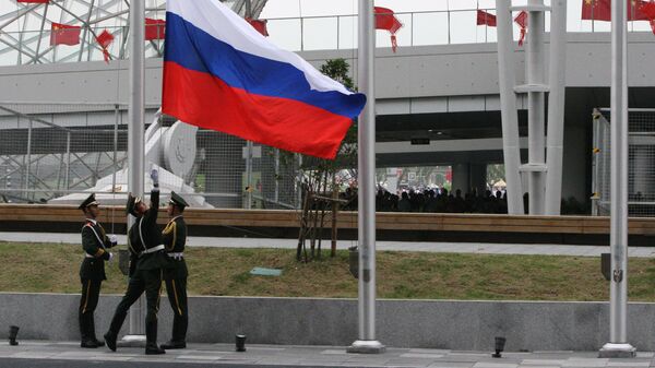 Поднятие российского флага на церемонии открытия Дня России на Всемирной универсальной выставке ЭКСПО в Шанхае Поднятие российского флага на церемонии открытия Дня России на Всемирной универсальной выставке ЭКСПО в Шанхае