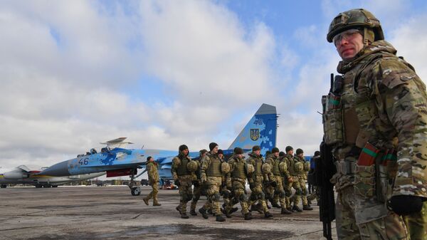 Украинский военный на военно-воздушной базе в районе Житомира Украинский военный на военно-воздушной базе в районе Житомира
