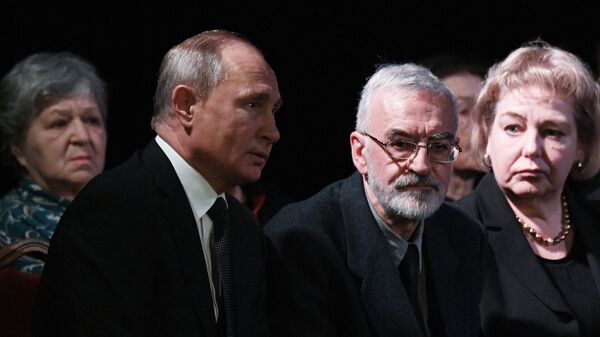 Президент РФ Владимир Путин на церемонии прощания с правозащитницей Людмилой Алексеевой Президент РФ Владимир Путин на церемонии прощания с правозащитницей Людмилой Алексеевой