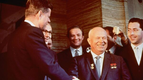 Первый секретарь ЦК КПСС Никита Хрущев пожимает руку президенту США Джону Кеннеди в резиденции посольства США в Вене. 3 июня 1961 года Первый секретарь ЦК КПСС Никита Хрущев пожимает руку президенту США Джону Кеннеди в резиденции посольства США в Вене. 3 июня 1961 года