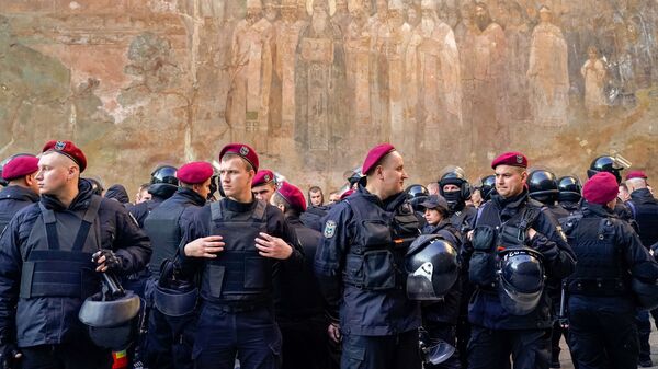 Сотрудники правоохранительных органов Украины на территории Киево-Печерской Лавры Сотрудники правоохранительных органов Украины на территории Киево-Печерской Лавры
