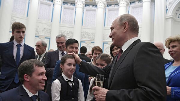 Президент РФ Владимир Путин и Михаил Терентьев на церемонии вручения Государственных премий за выдающиеся достижения в правозащитной и благотворительной деятельности Президент РФ Владимир Путин и Михаил Терентьев на церемонии вручения Государственных премий за выдающиеся достижения в правозащитной и благотворительной деятельности