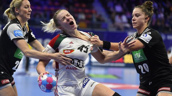Спортсменки сборной Германии и Венгрии во время чемпионата Европы по гандболу среди женщин 2018 Спортсменки сборной Германии и Венгрии во время чемпионата Европы по гандболу среди женщин 2018