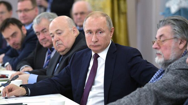 Президент РФ Владимир Путин во время встречи с деятелями театрального искусства в Российском театре драмы имени Ф. Волкова в Ярославле Президент РФ Владимир Путин во время встречи с деятелями театрального искусства в Российском театре драмы имени Ф. Волкова в Ярославле