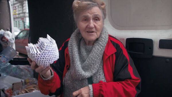 Бабушка-блокадница из Петербурга купила фургон и развозит еду ...