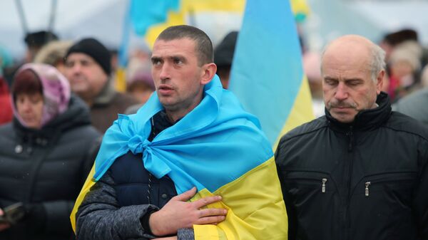 Мужчина, завернутый в украинский флаг Мужчина, завернутый в украинский флаг